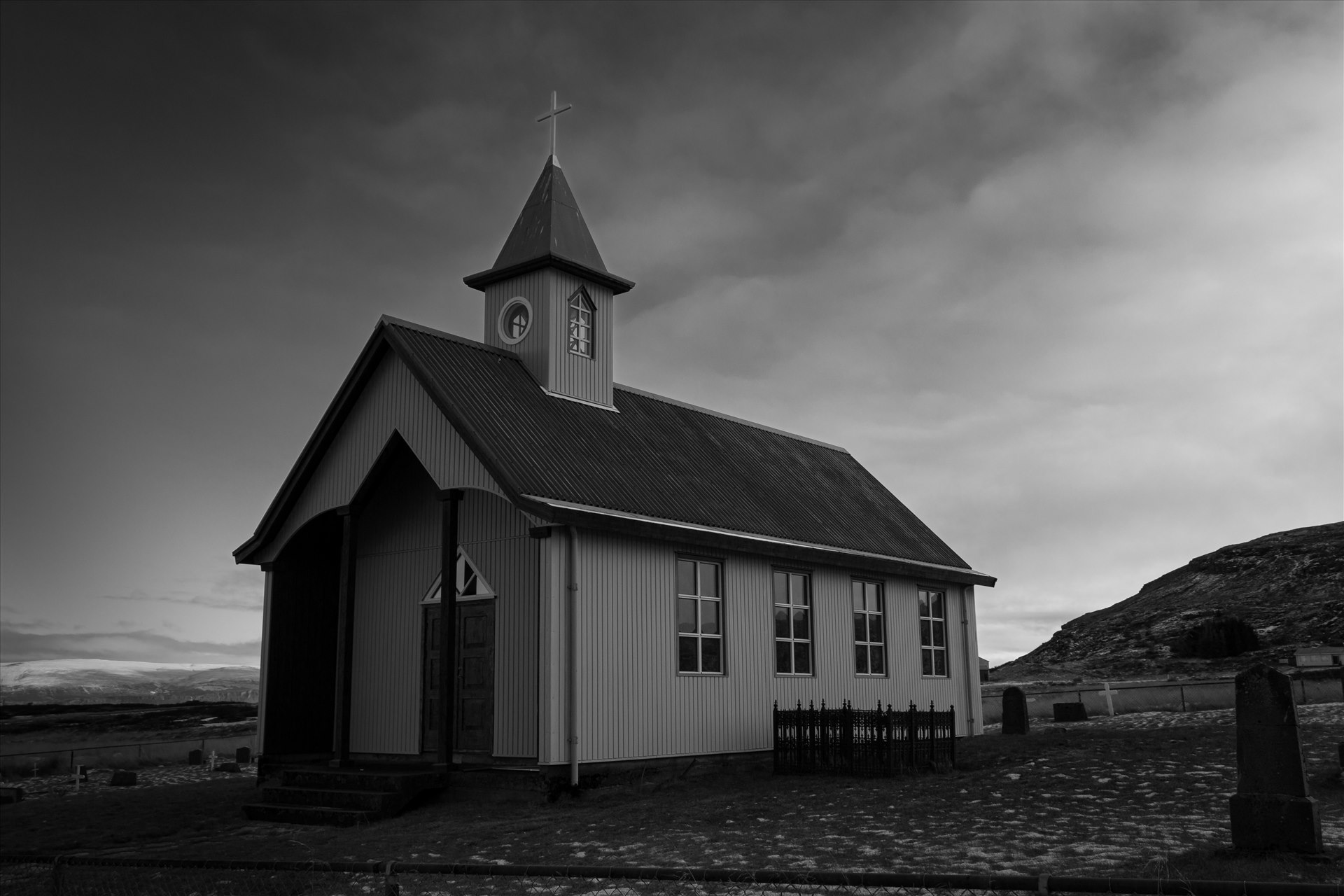 Église isolée sous un ciel sombre
